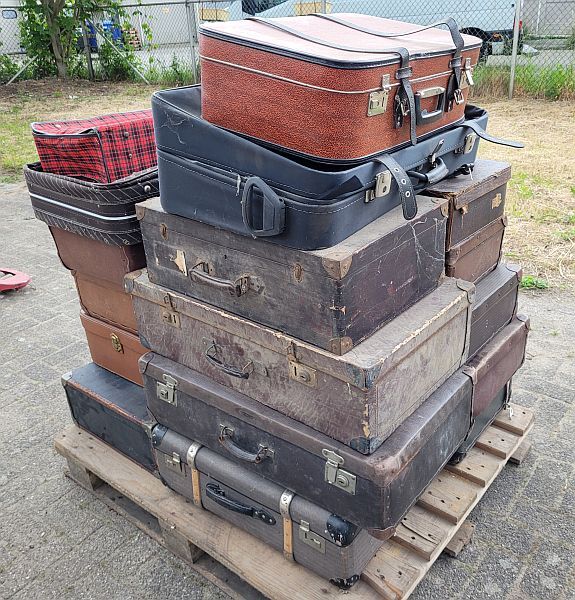 Lot van 17 vintage koffers